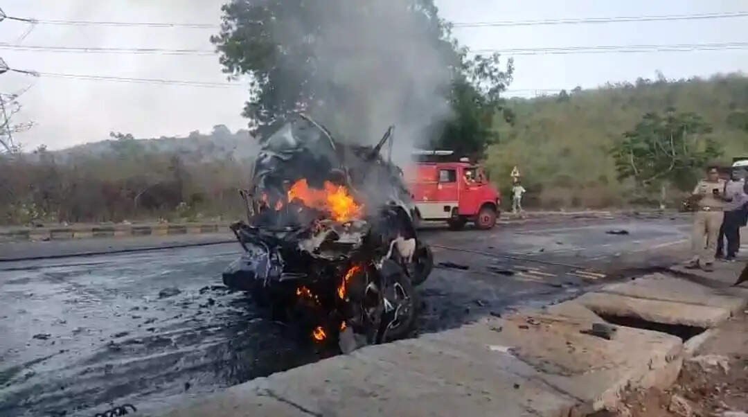 जबलपुर : बरेला में भीषण सड़क हादसा: डंपर की टक्कर के बाद कार में लगी आग, दो लोगों की जिंदा जलकर मौत