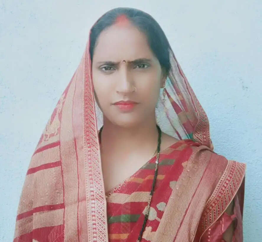 छत से गिरने के बाद घायल महिला ने तोड़ा दम