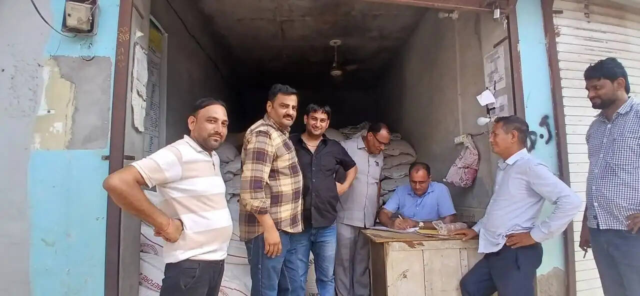 सिरसा: सीएम फ्लाइंग का राशन डिपुओं पर छापा