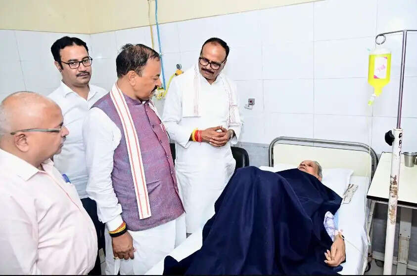 पूर्व मंत्री डॉ. नरेंद्र कुमार सिंह गौर को केजीएमयू में देखने पहुंचे दोनों उप मुख्यमंत्री