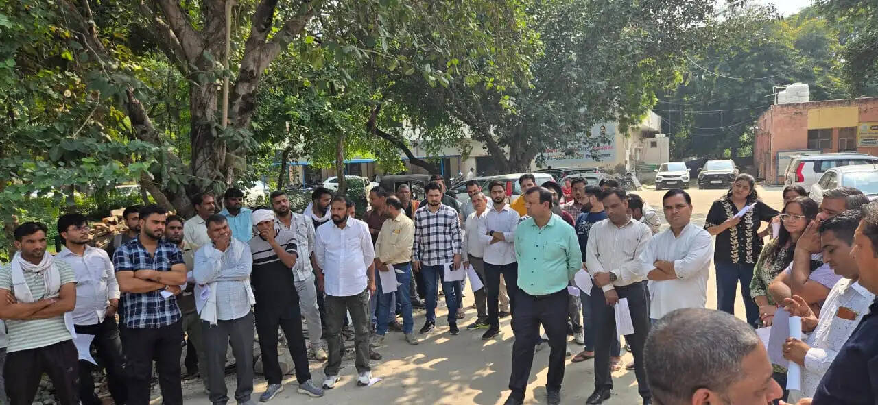 पैरलल लाइसेंस के खिलाफ 40 हजार बिजली कर्मचारी हड़ताल पर