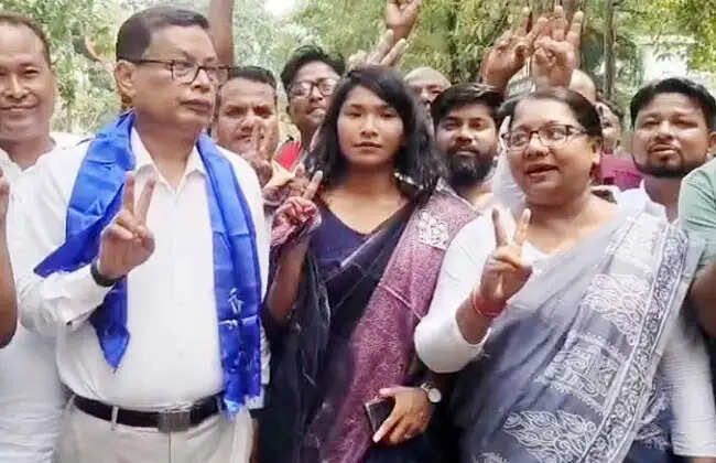 चुनाव 26 : मंदिर में पूजा के बाद स्वर्णपदक विजेता स्वप्ना ने दाखिल किया नामांकन