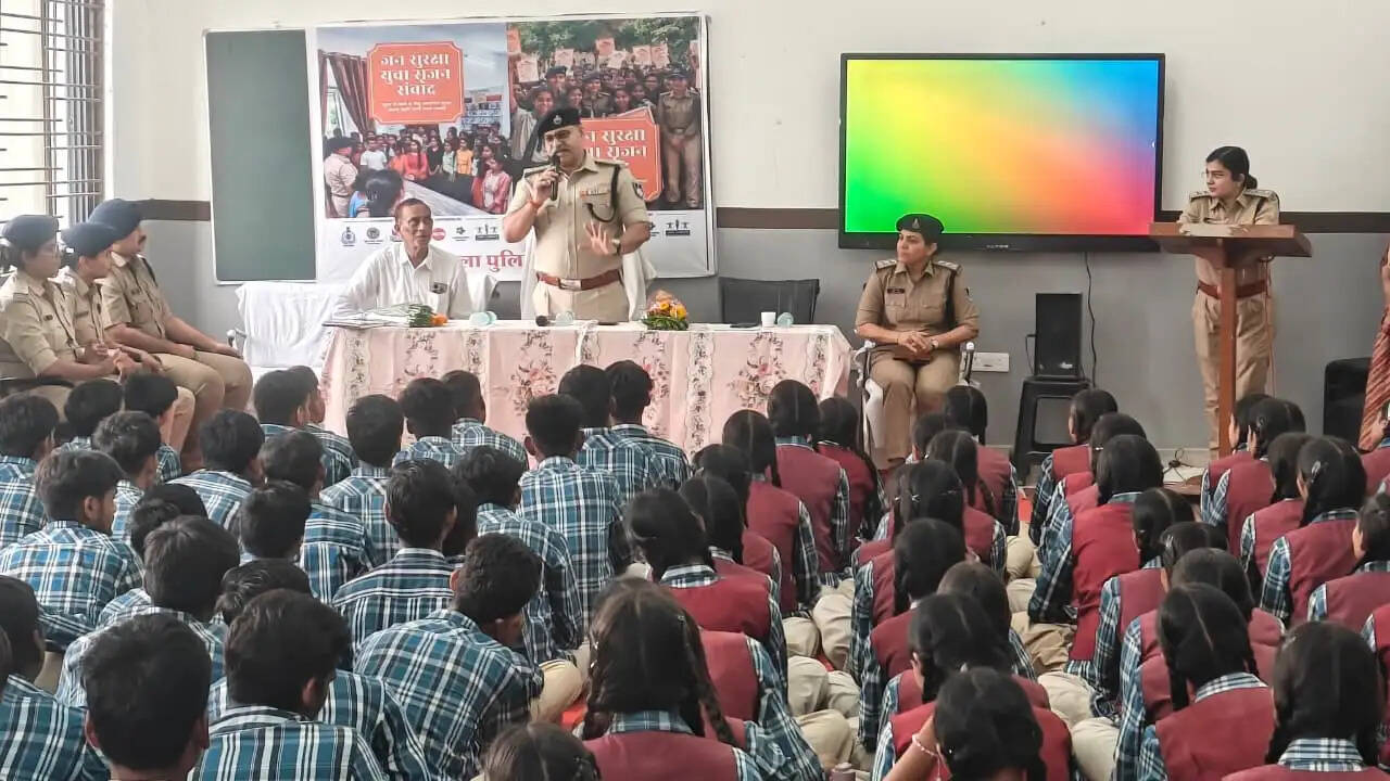 मैहरः जन सुरक्षा युवा सृजन संवाद कार्यक्रम में विद्यार्थियों को कानून एवं दायित्वों की दी गई जानकारी