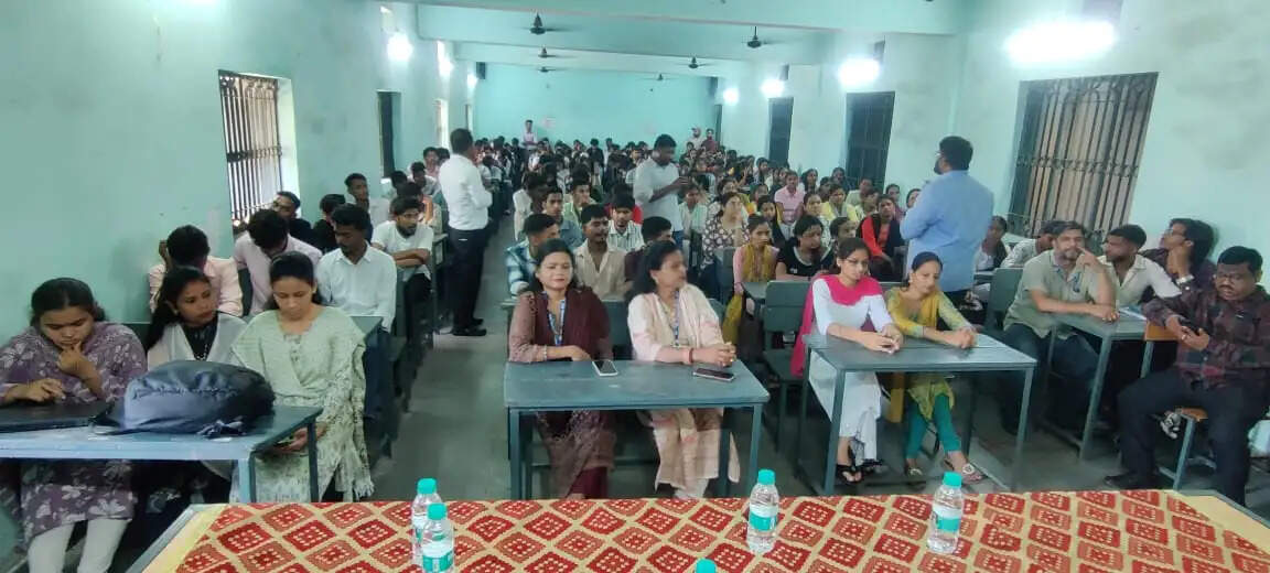 कमला नेहरू महाविद्यालय, कोरबा में छात्र-छात्राओं के लिए कॅरियर गाइडेंस की कार्यशाला आयोजित