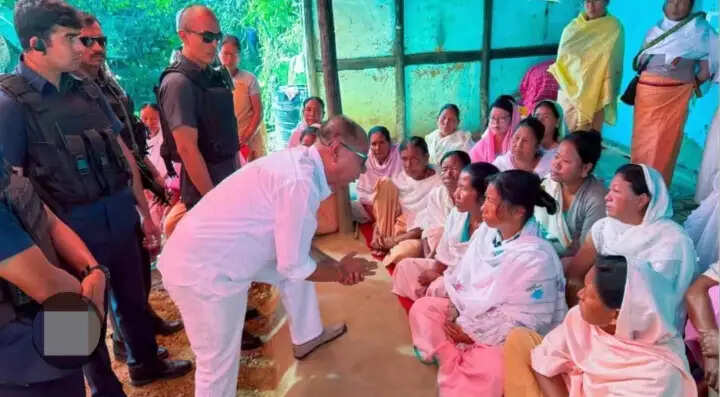 मुख्यमंत्री ने हमले में मारे गए नागरिकों के परिजनों से की मुलाकात