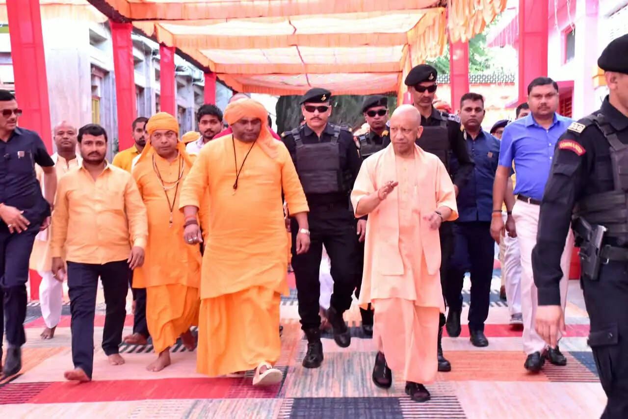 देवीपाटन मंदिर पहुंचे मुख्यमंत्री योगी आदित्यनाथ, करेंगे रात्रि विश्राम