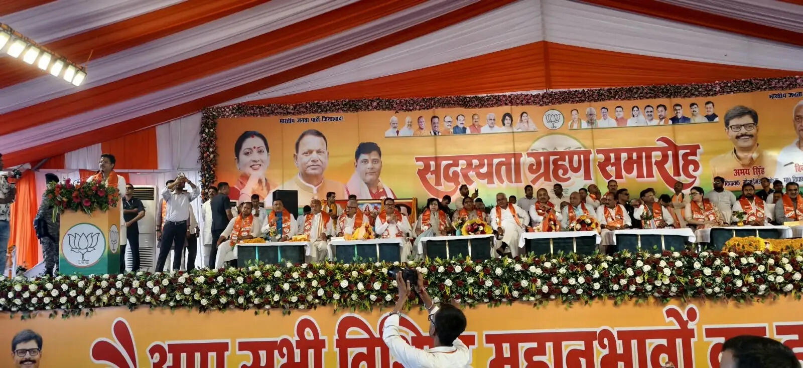 समाजवादी पार्टी के तीन विधायक भाजपा में शामिल, पंकज चौधरी समेत कई बडे़ नेता रहे उपस्थित