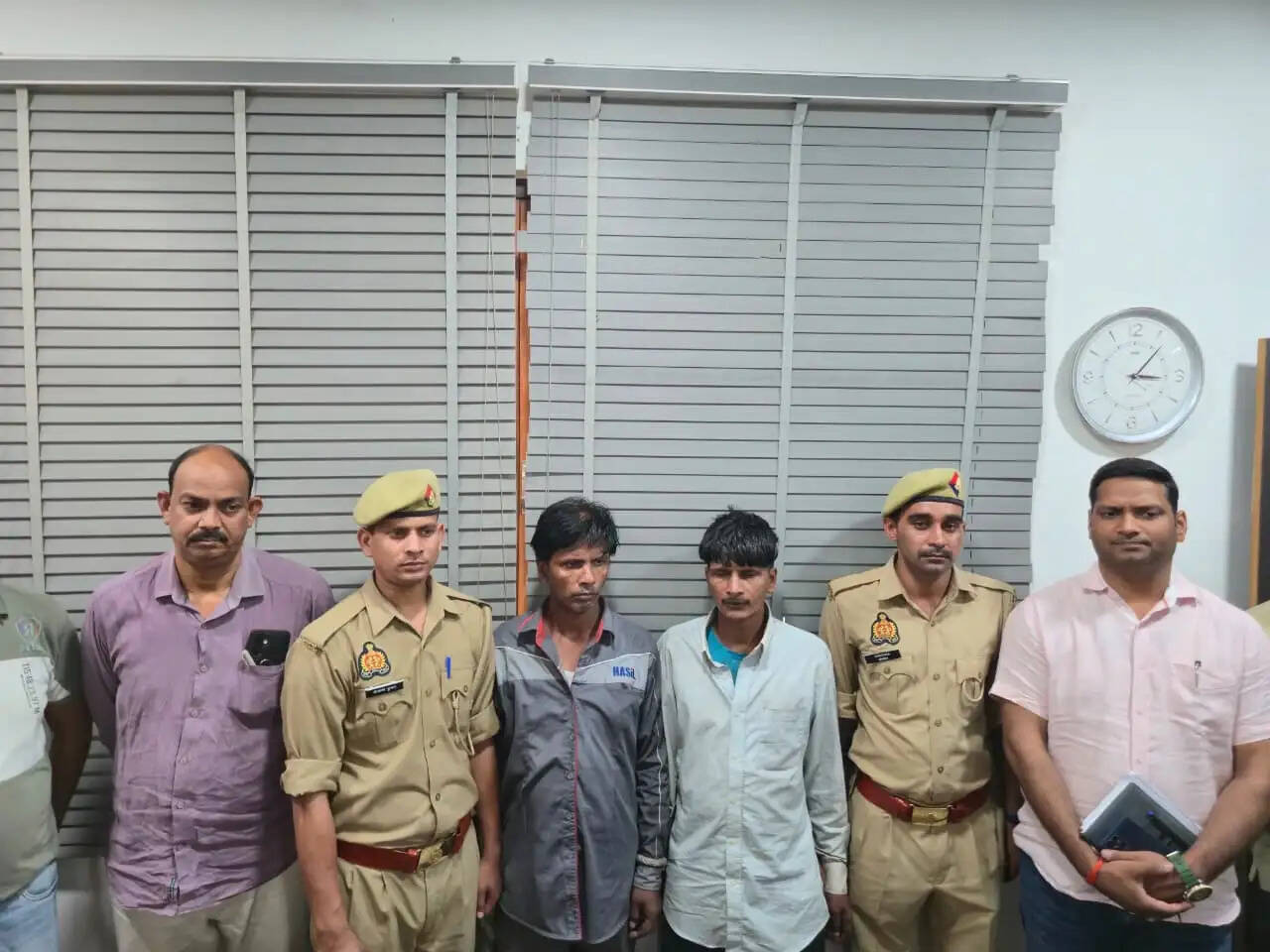दो सगे भाई चरस तस्कर गिरफ्तार, नेपाल से लाते थे माल