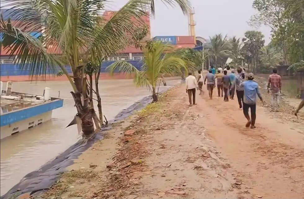 डायमंड हार्बर के नूरपुर में नदी से किनारे जा चढ़ा कंटेनर जहाज, तटबंध में दरार से निकटवर्ती लोगों में दहशत