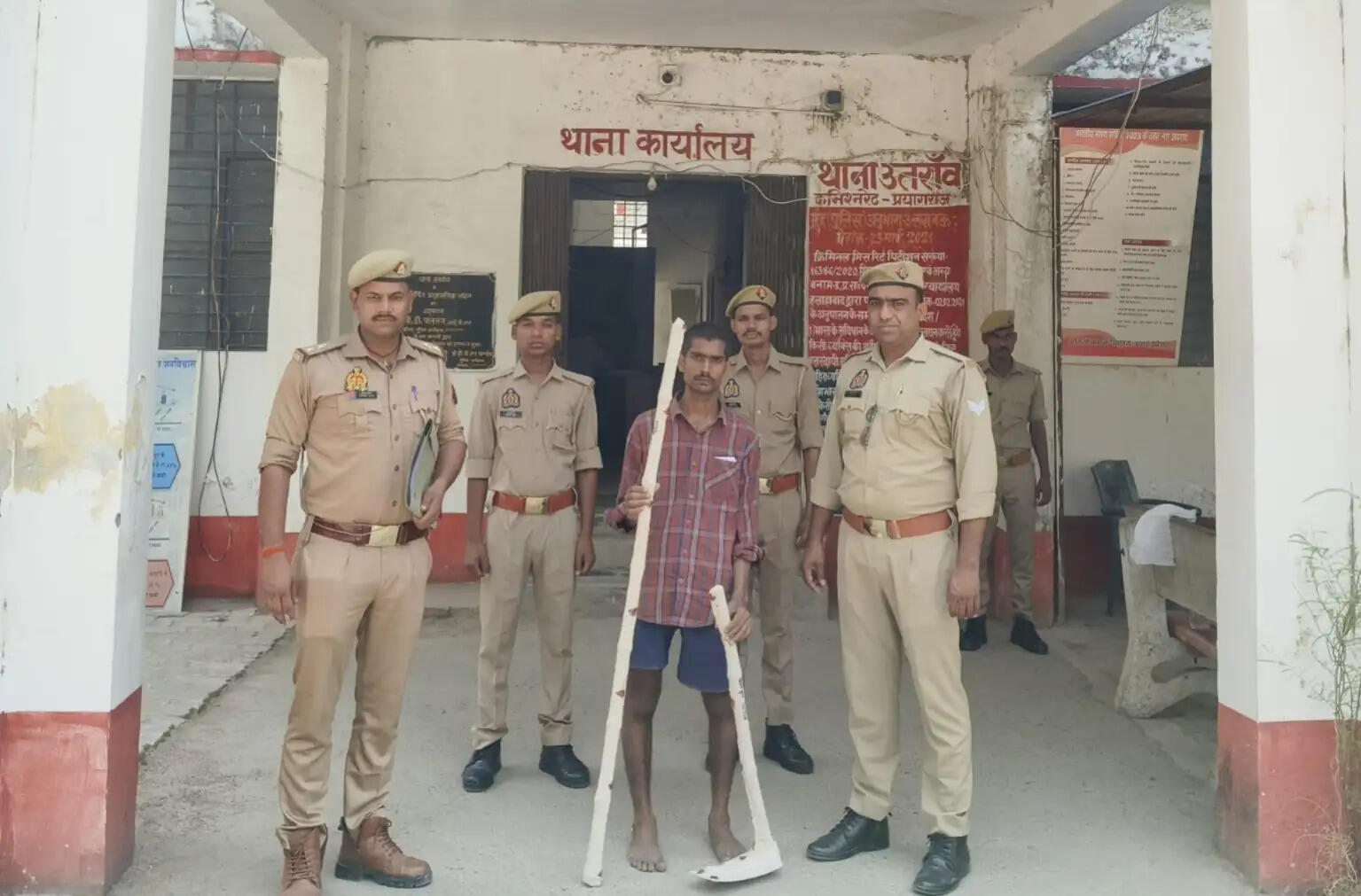 पिता की हत्या कर शव दफनाने वाला बेटा गिरफ्तार, फावड़ा और डंडा बरामद