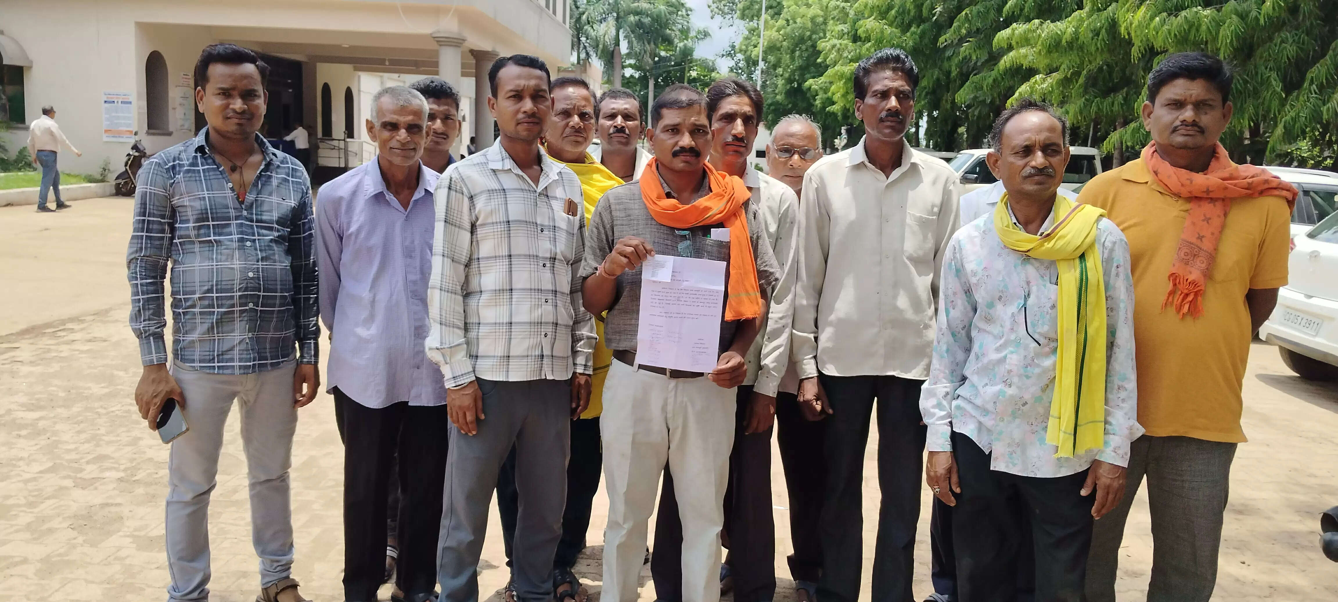 ट्रांसफार्मर खराब ,आक्रोशित किसान धमतरी कलेक्ट्रेट पहुंचे