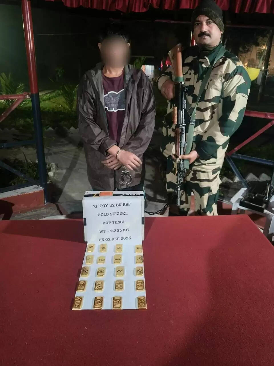 भारत–बांग्लादेश सीमा पर तीन कराेड़ के सोने के बिस्कुटाें के साथ तस्कर गिरफ्तार