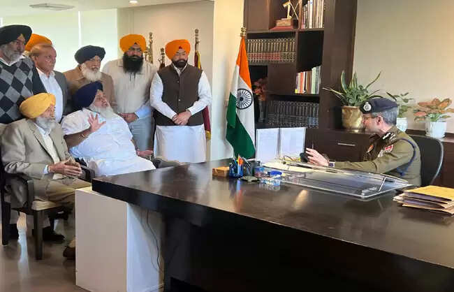 पंजाब डीजीपी काे गिरफ्तारी देने पहुंचे सुखबीर बादल, हुआ हंगामा