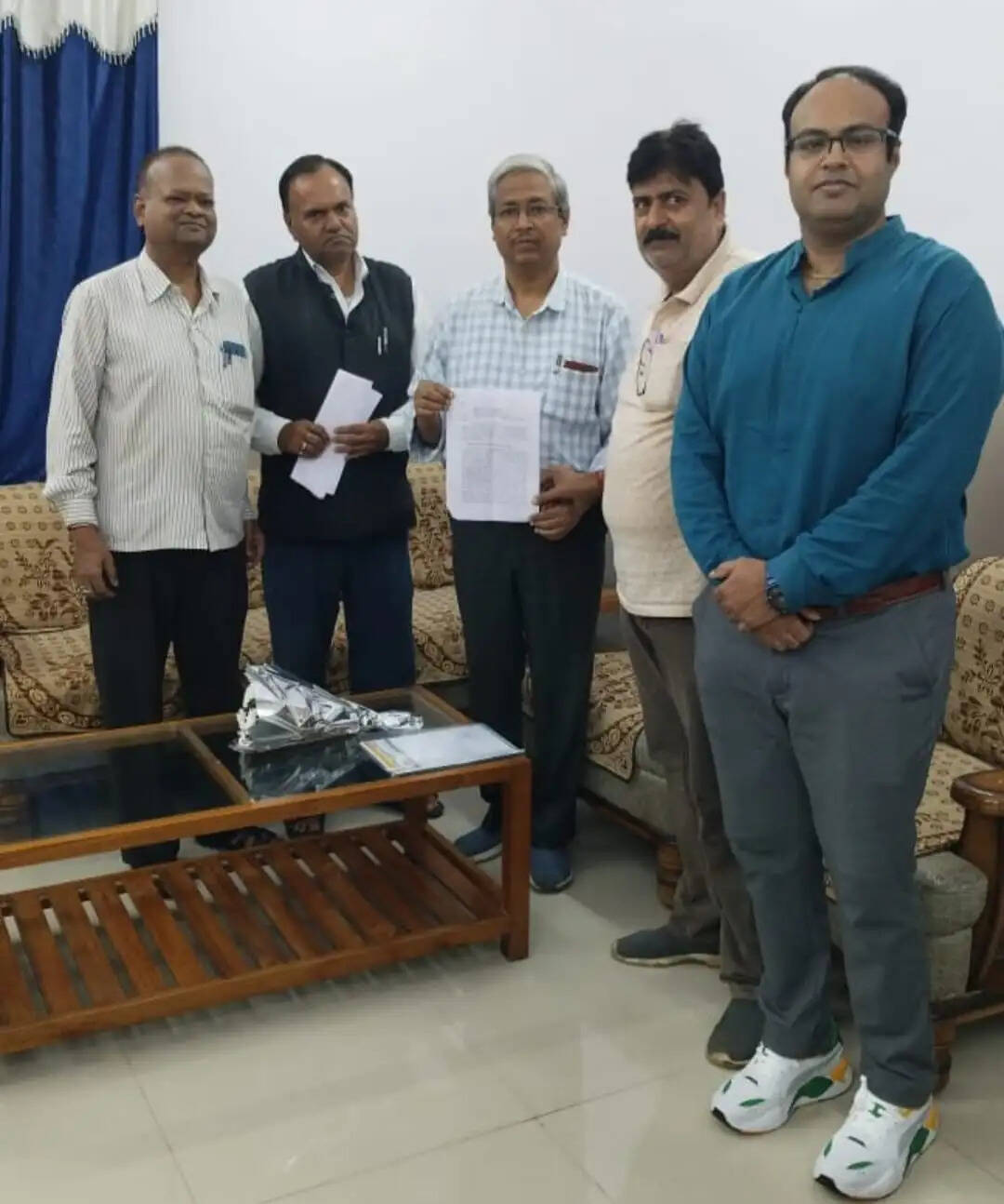 अनूपपुर स्टेशन की सुविधाओं और ट्रेन विस्तार को लेकर डीआरएम से मिला जिला विकास मंच