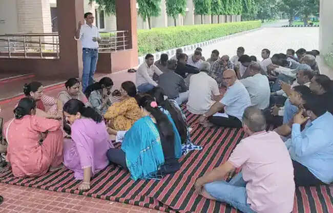 सोनीपत: डीसीआरयूएसटी में एसडीई के निलंबन पर कर्मचारियों ने काम बंद कर किया प्रदर्शन