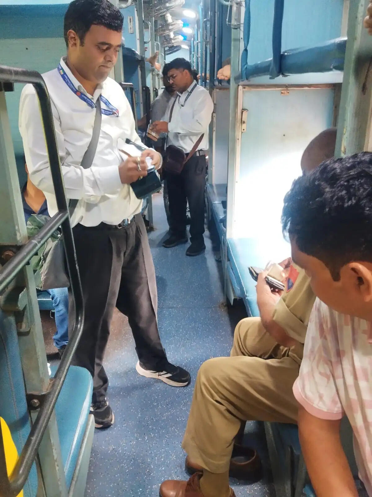 मुरादाबाद रेलवे स्टेशन पर विशेष टिकट जांच अभियान में रेलवे ने 1.40 लाख रुपये का वसूला रेल राजस्व