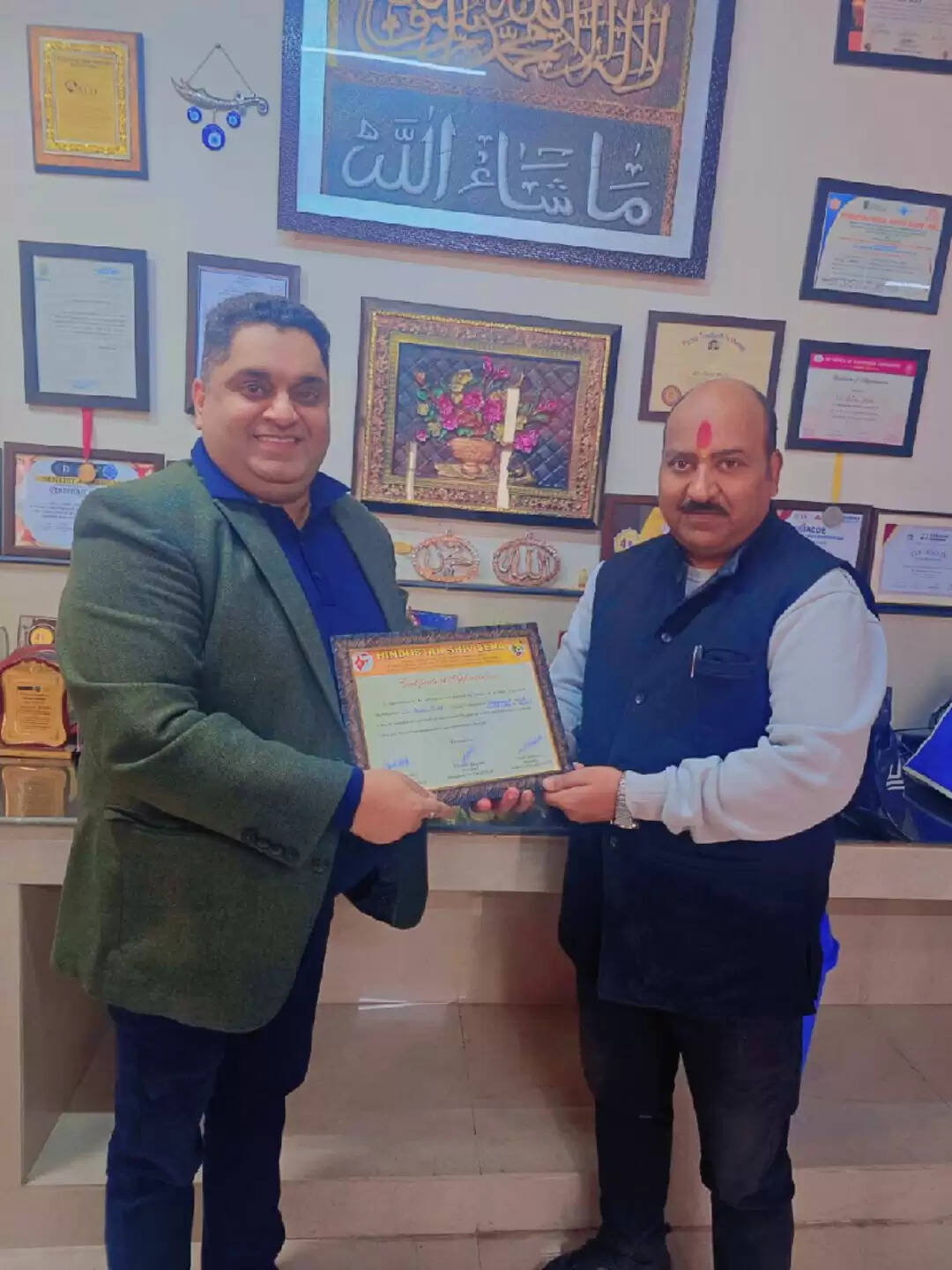 हिंदुस्तान शिव सेना ने डेंटल कॉलेज जम्मू के एचओडी अज़हर मलिक को सम्मानित किया