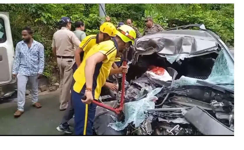 डंपर और कार की टक्कर में भाई-बहन मौत, दो घायल