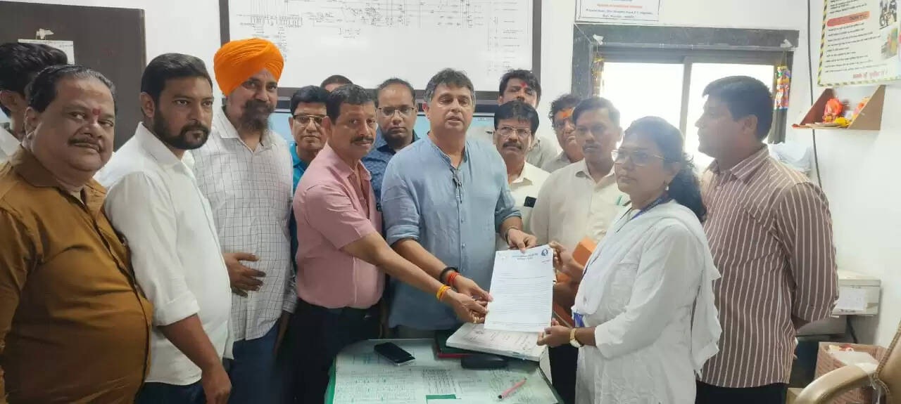 मुंब्रा में लोकल ट्रेन हादसा, ठाणे एनसीपी एसपी अध्यक्ष ने कहा- रेल मंत्री माफी मांगे