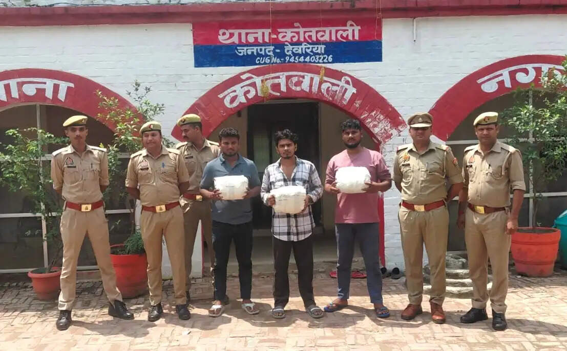 देवरिया पुलिस ने तीन गांजा तस्कराें काे किया गिरफ्तार