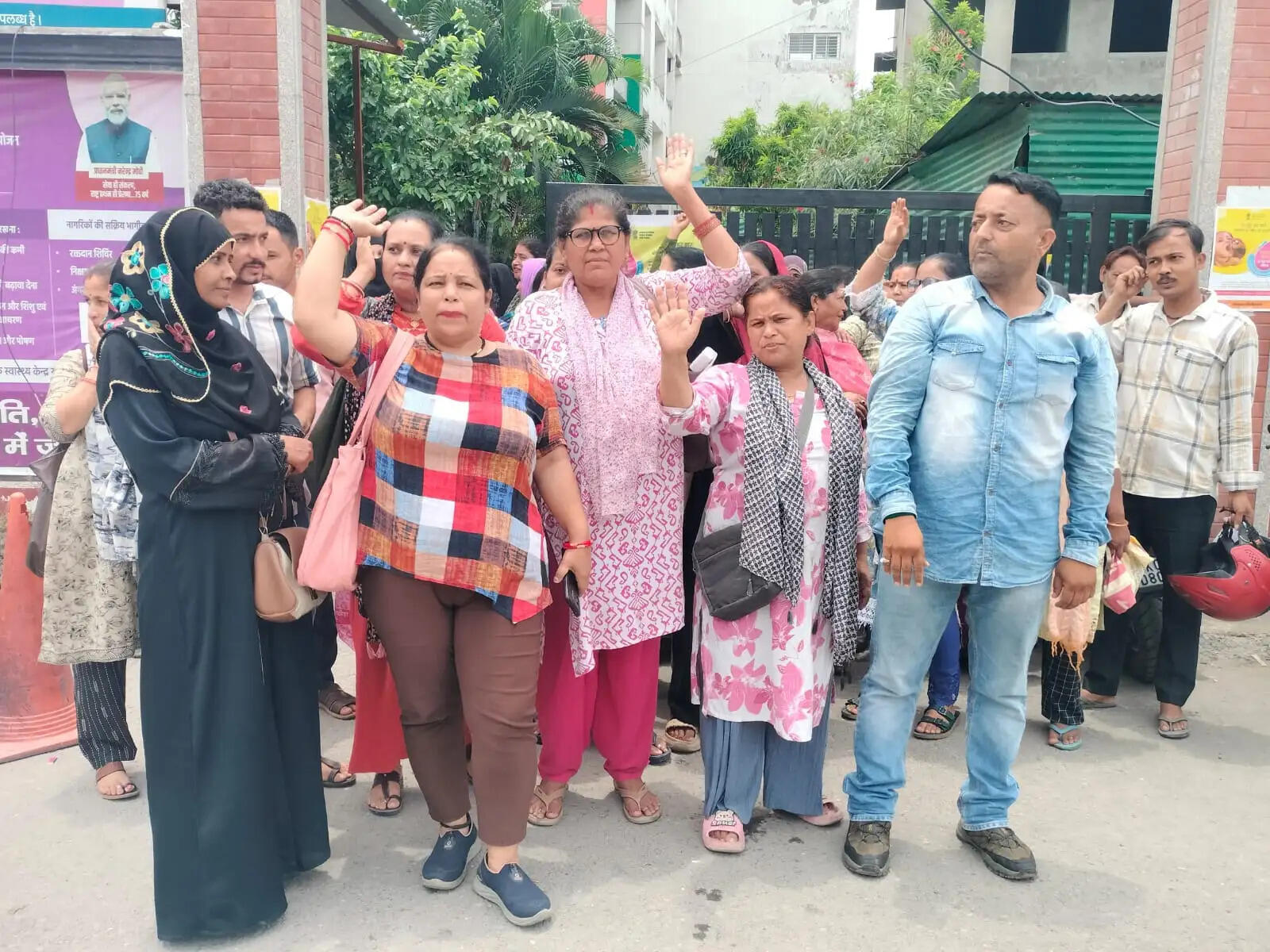डॉक्टरों के तबादले पर आशा कार्यकर्ताओं का प्रदर्शन