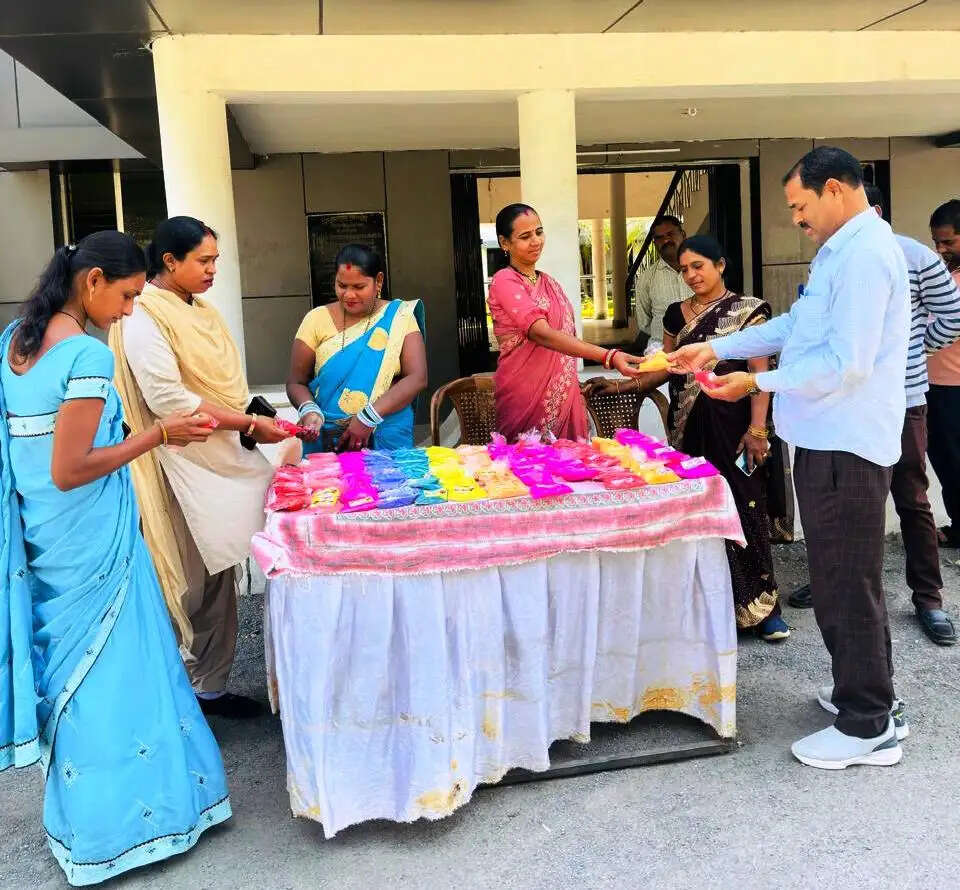 जांजगीर : स्व-सहायता समूह की महिलाओं ने प्राकृतिक रंगों से बने गुलाल का स्टॉल लगाया