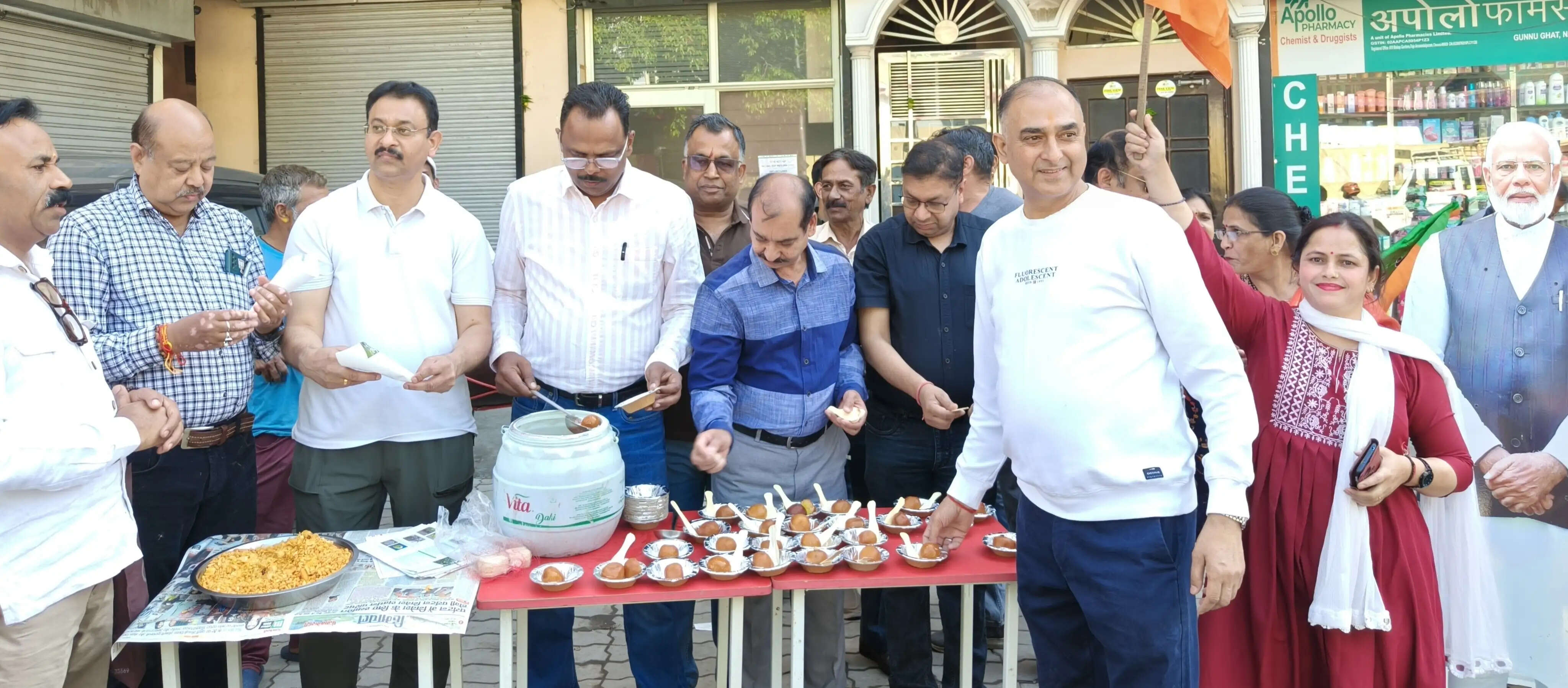 बंगाल में भाजपा की प्रचण्ड जीत पर नाहन में भाजपा ने झालमुड़ी और रसगुल्ले बांटकर मनाई खुशी