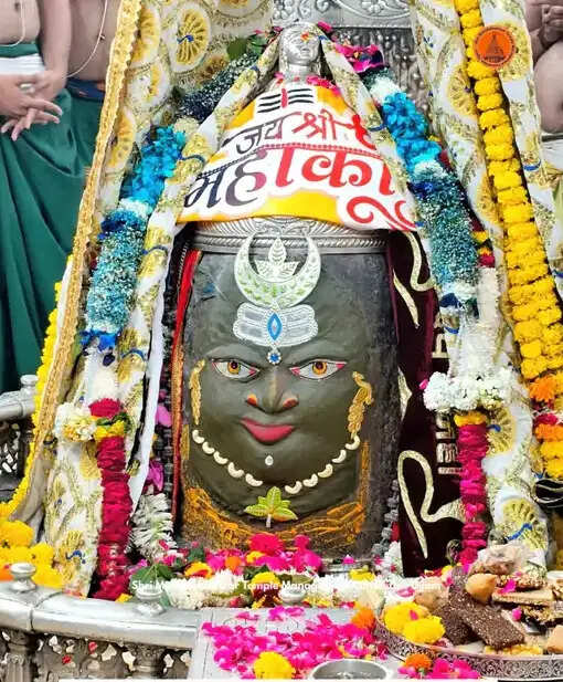 त्रिशूल-डमरू, त्रिपुंड और भांग-चंदन से सजे महाकाल,&nbsp;भस्म अर्पण के बाद रजत शेषनाग मुकुट और मुंडमाल से हुआ श्रृंगार