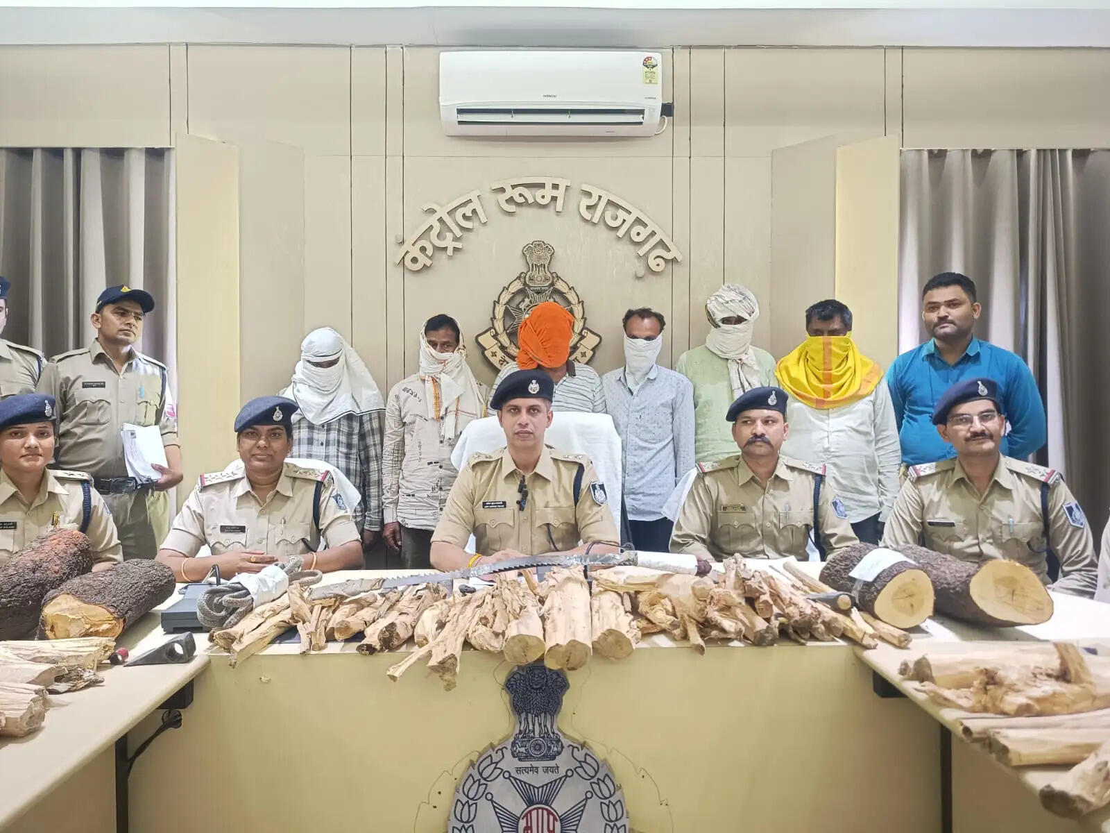 राजगढ़ः चंदन चोरी करने वाले गिरोह का पर्दाफाश, 11 आरोपित गिरफ्तार