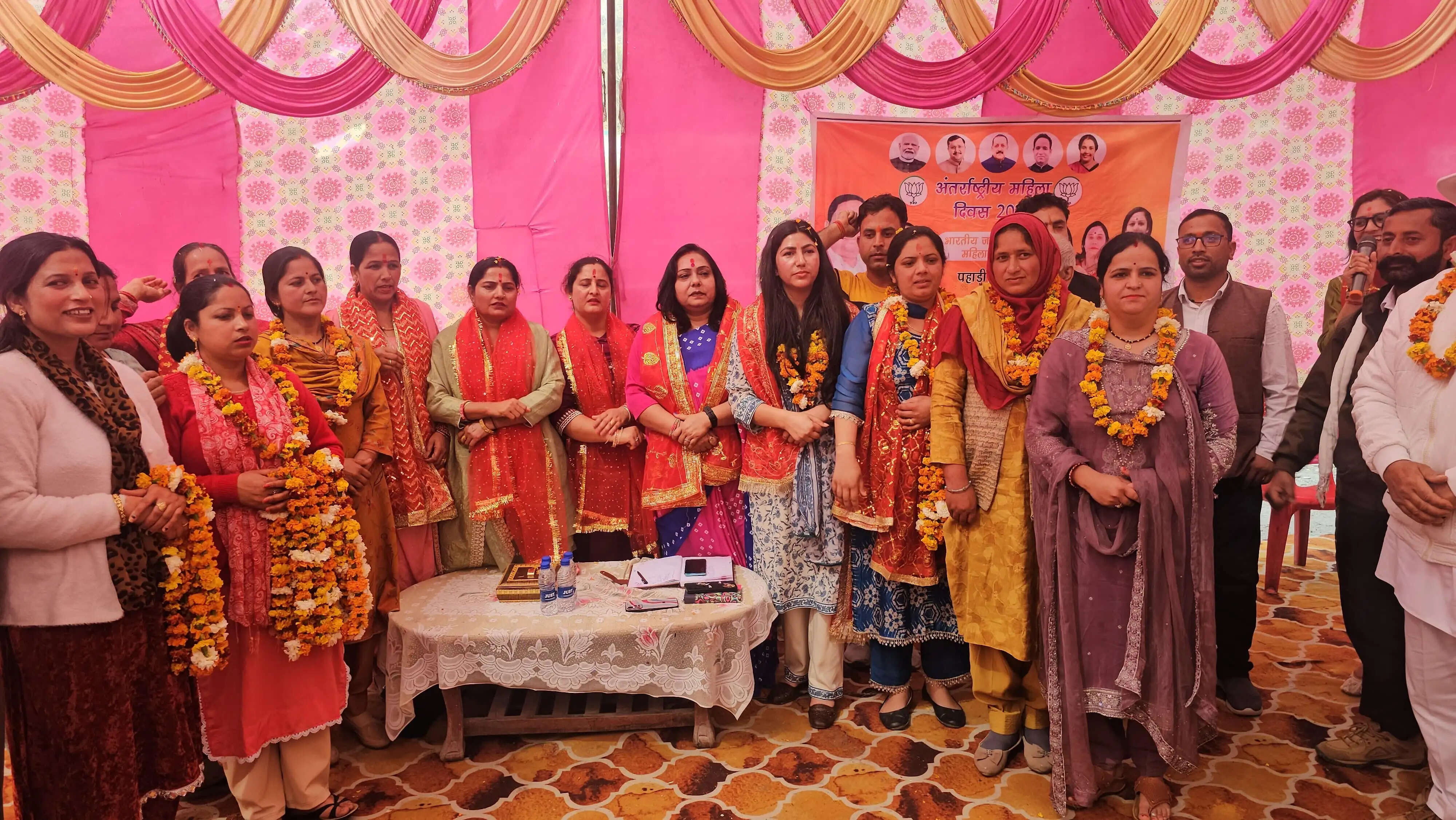 बनी में महिला मोर्चा ने मनाया अंतरराष्ट्रीय महिला दिवस, उत्कृष्ट महिलाओं व बच्चियों को किया सम्मानित