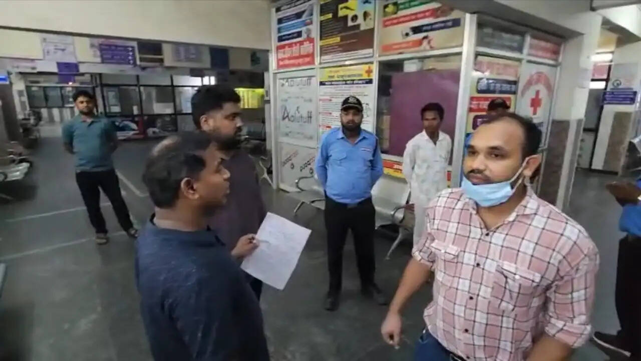 छत्तीसगढ़&nbsp;के&nbsp;सूरजपुर में मजदूरों से भरी पिकअप वाहन पलटी, 25 घायल