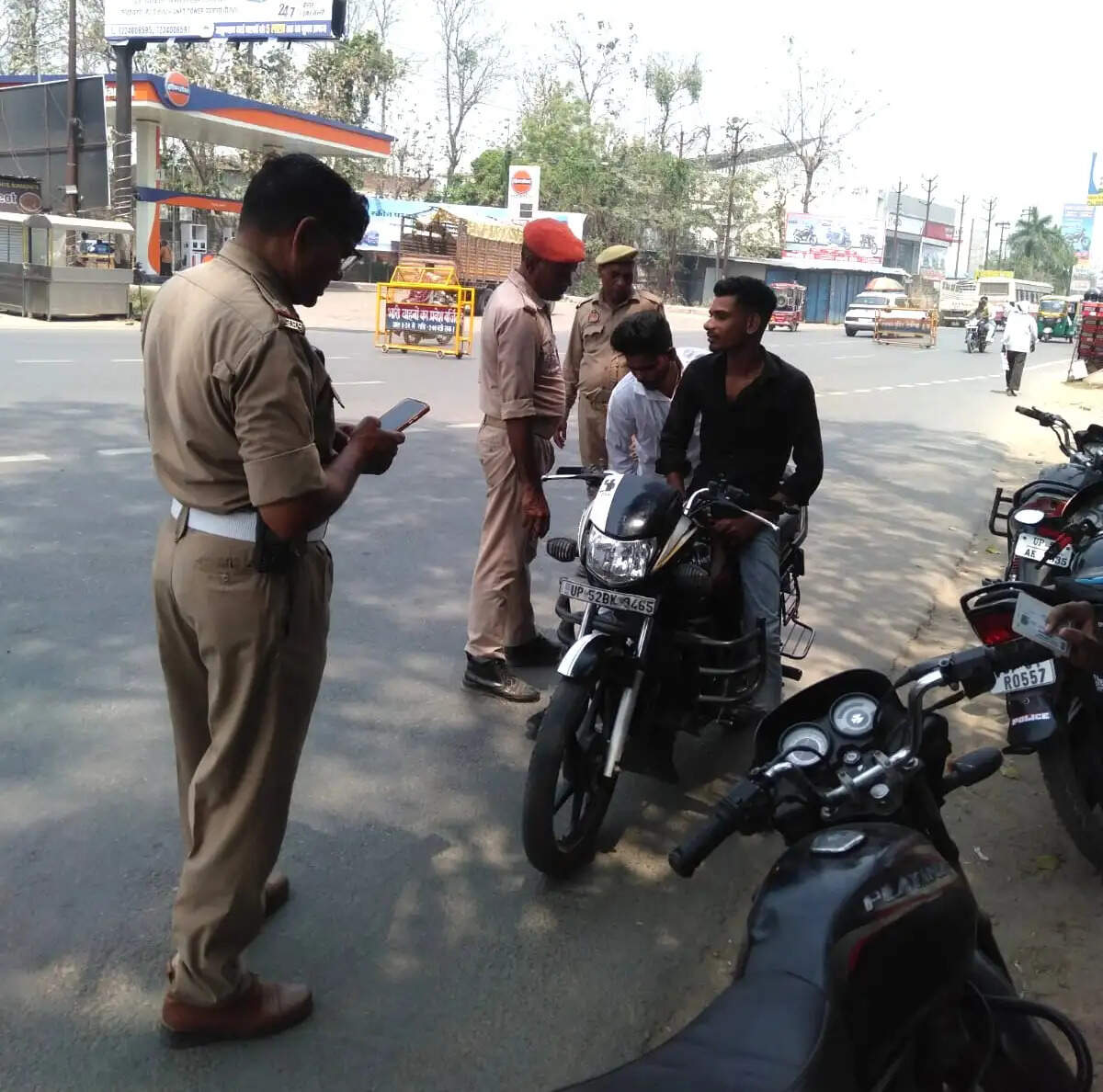 देवरिया में यातायात पुलिस का अभियान: 54 वाहनों का चालान, 2 वाहन सीज