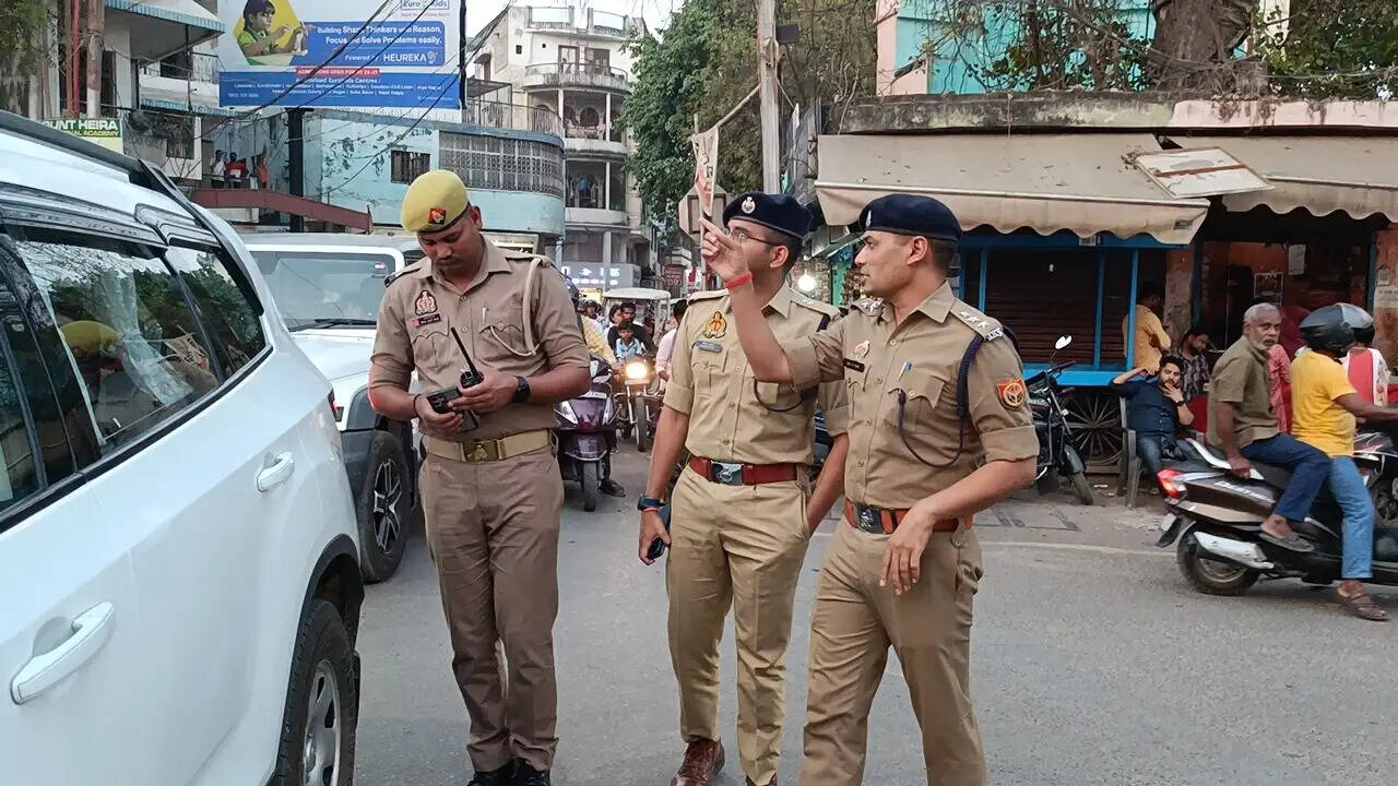 रमज़ान और त्योहारों के मद्देनज़र गोरखपुर में पुलिस का फ्लैग मार्च