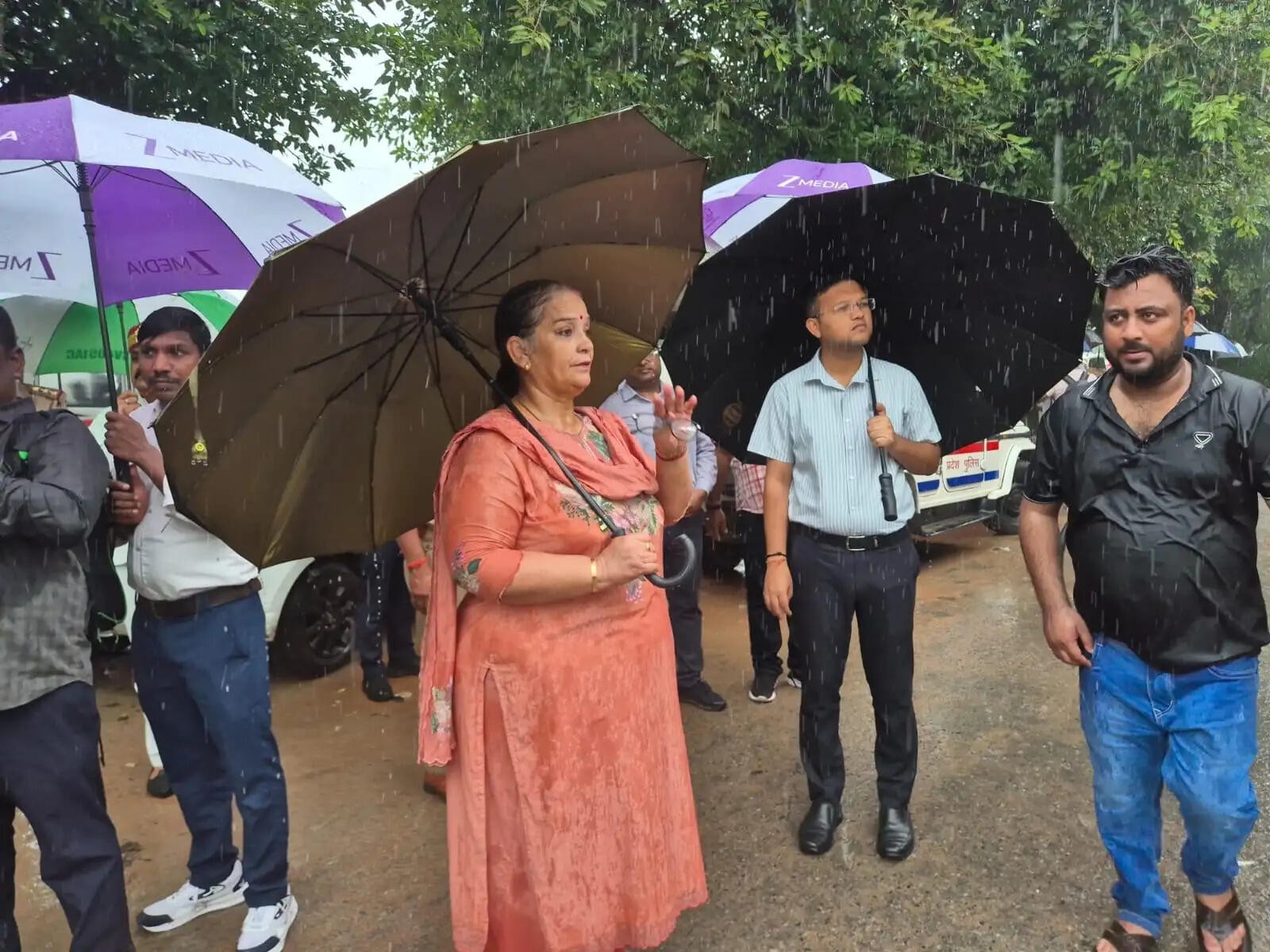 लखनऊ : पारा क्षेत्र की अवैध दूध डेयरियों पर नगर निगम की बड़ी कार्रवाई, पकड़े गए 197 पशु
