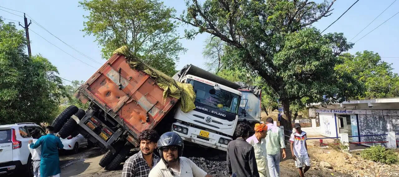 अनूपपुर: कोयला भरे ट्रक मोड पर आमने-सामने टकराए, 4 घंटे तक आवागमन रहा प्रभावित