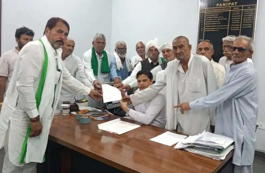 पानीपत: किसानों ने अपनी मांगो बारे एमडी शुगर मिल को दिया ज्ञापन