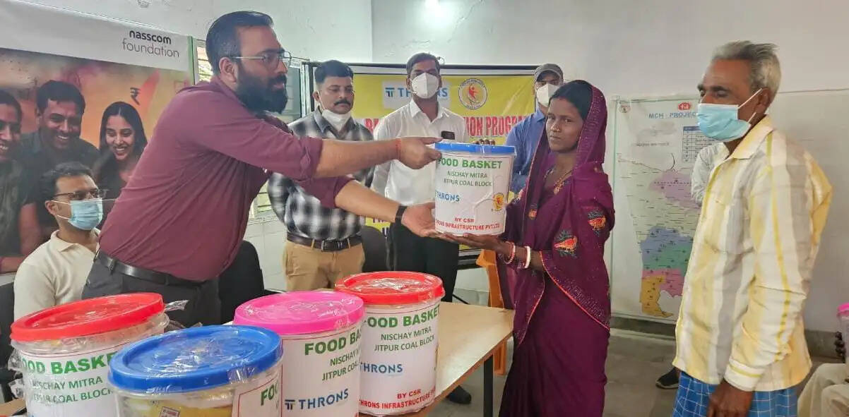 गोड्डा के सुंदरपहाड़ी में टीबी रोगियों के बीच खाद्य सामग्री का वितरण