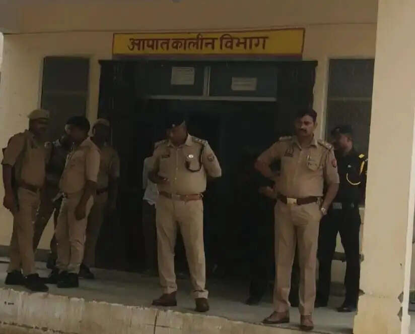 देवरिया : युवती से मिलने आए युवक ने भाई पर धारदार हथियार से किया हमला, सीओ सिटी ने निजी एंबुलेंस से भेजा अस्पताल