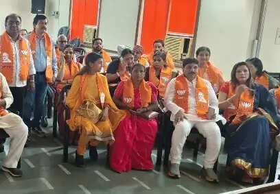 वाराणसी में भाजपा कार्यकर्ताओं ने सुनी प्रधानमंत्री मोदी के मन की बात, दिखे उत्साहित