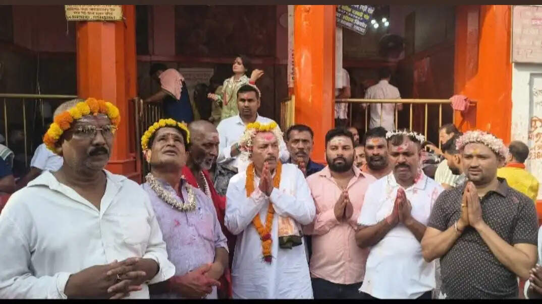 बाबा बैद्यनाथ धाम में झारखंड विधानसभा स्पीकर रविंद्रनाथ महतो ने की पूजा-अर्चना