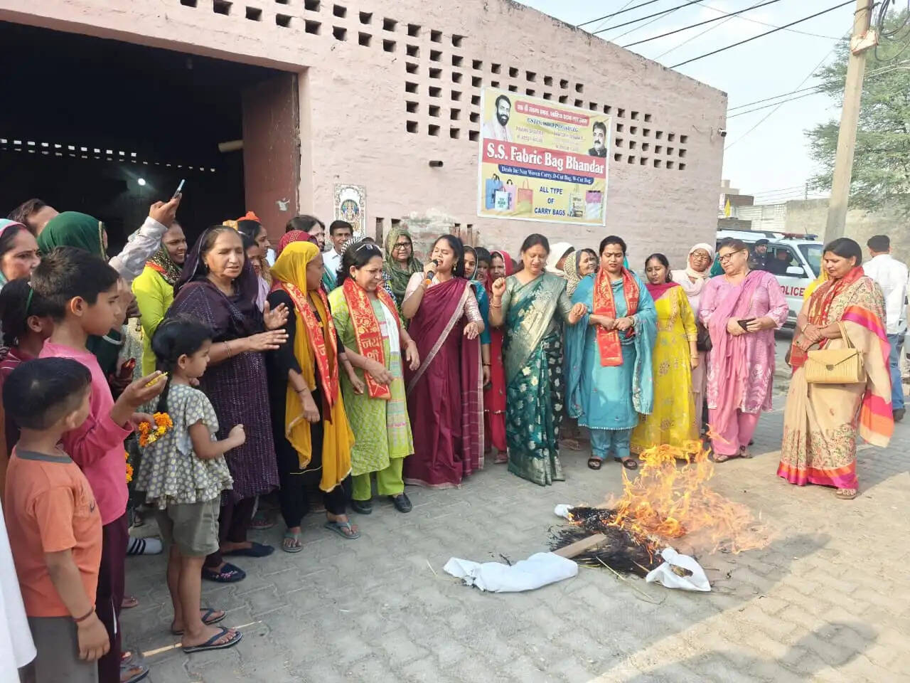 जींद : भाजपा महिला विंग ने विपक्षी नेताओं के फूंके पुतले