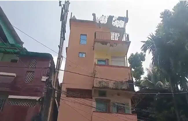 हाईकोर्ट के आदेश पर अवैध निर्माण पर चला नगर निगम का हथौड़ा