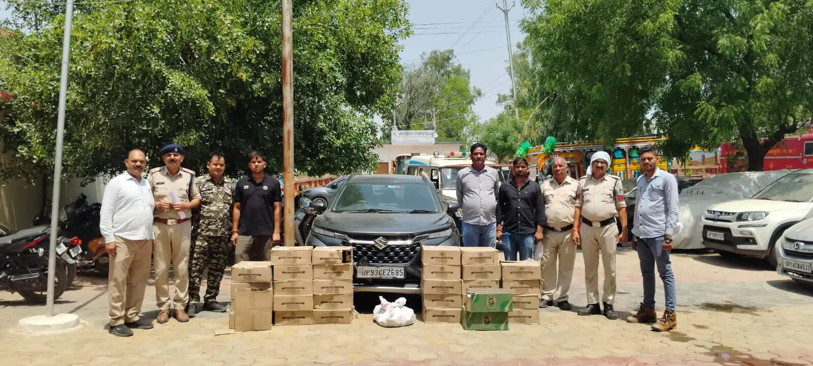 करैरा पुलिस ने हाईवे से 32 पेटी अवैध शराब बरामद की, कार छोड़ तस्कर फरार