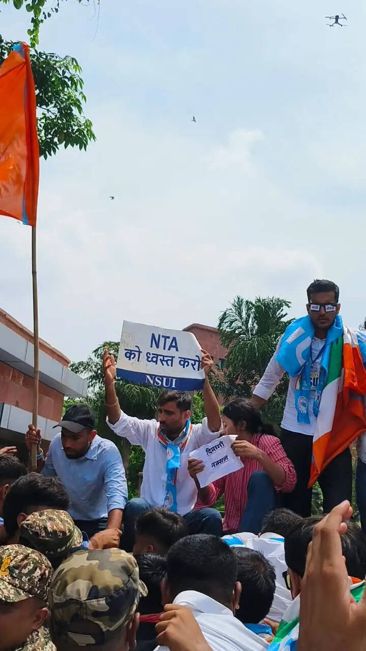 एनएसयूआई का एनटीए कार्यालय के बाहर प्रदर्शन, एनटीए को भंग करने की मांग