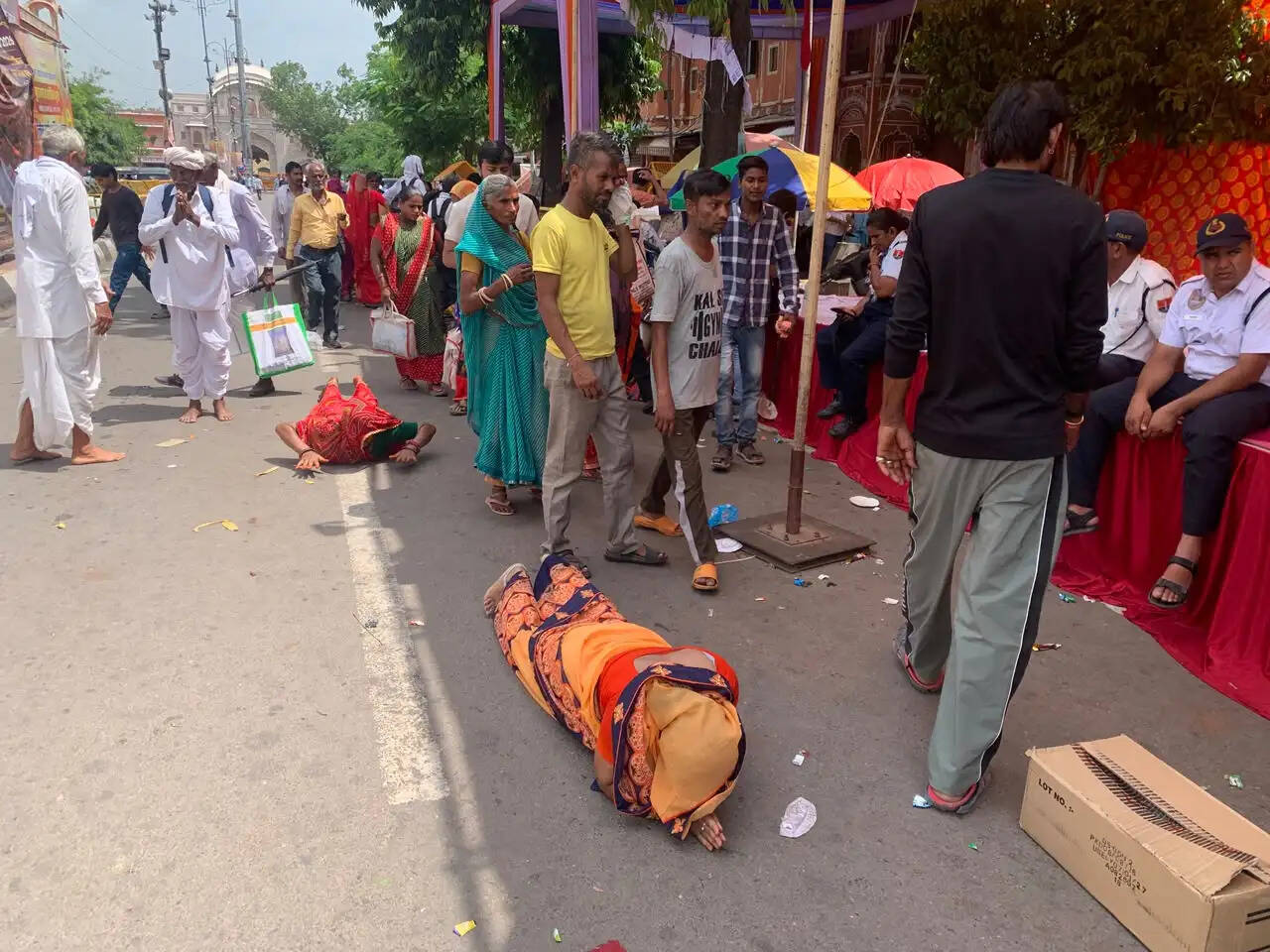 भक्ति के रंग में रंगा जयपुर: केसरिया ध्वज के साथ डिग्गी की राह पर निकले हजारों भक्त