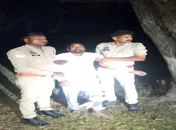 सीतापुर में पूर्व सांसद राजेश वर्मा पर हमला करने आया युवक गिरफ्तार, पुलिस कस्टडी से भागने पर मुठभेड़ में घायल