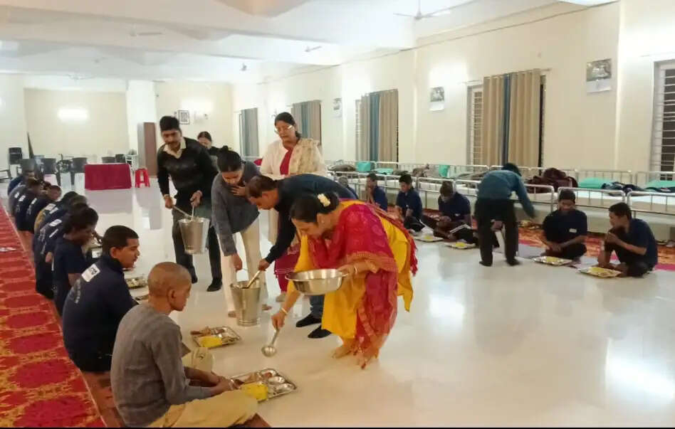 पुंदाग स्थित सेवाधाम में निराश्रितों और दिव्यांगजनों को कराया गया अन्नपूर्णा सेवा भोजन