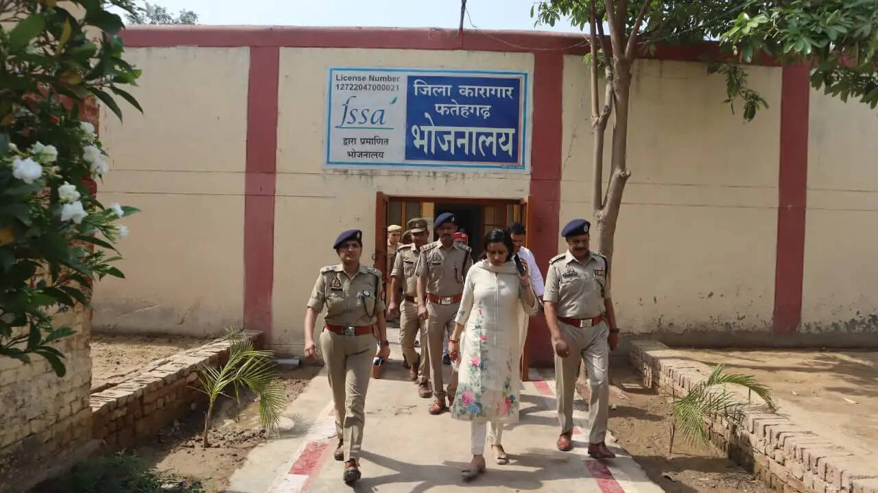 डीएम-एसपी ने जिला और केंद्रीय कारागार का औचक निरीक्षण किया