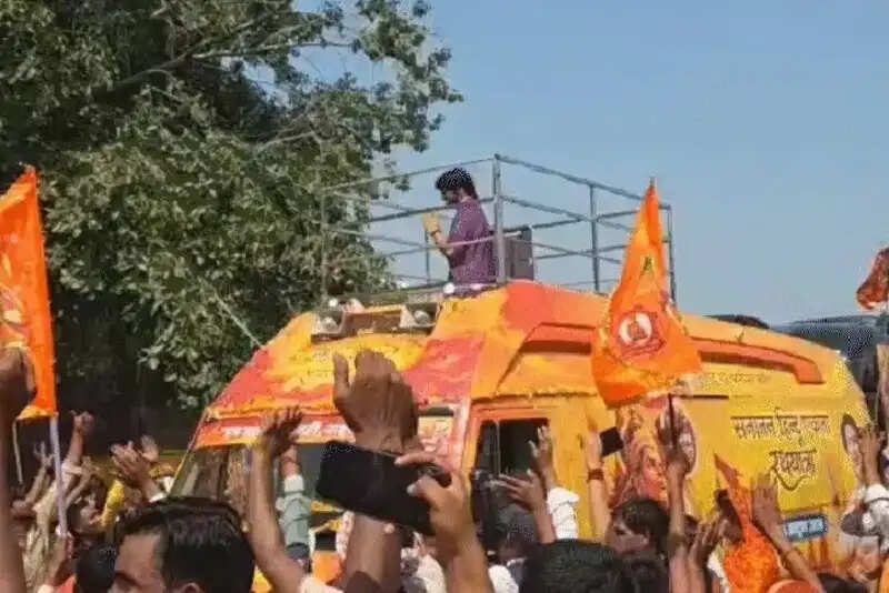 सनातन हिंदू एकता रथयात्रा पर निकले पंडित धीरेन्द्र शास्त्री, बोले- गृहयुद्ध की ओर बढ़ रहा देश, इसे बचाएं