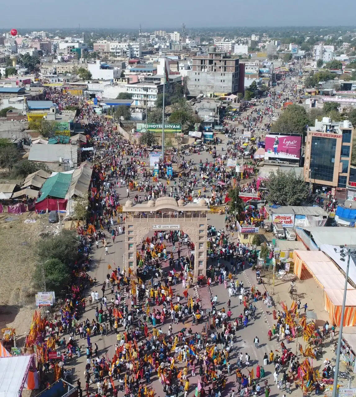 फाल्गुनी लक्खी मेले में कम भीड़ में शीघ्र दर्शन, सफेद गुलाब-मोगरा से सजा श्याम दरबार